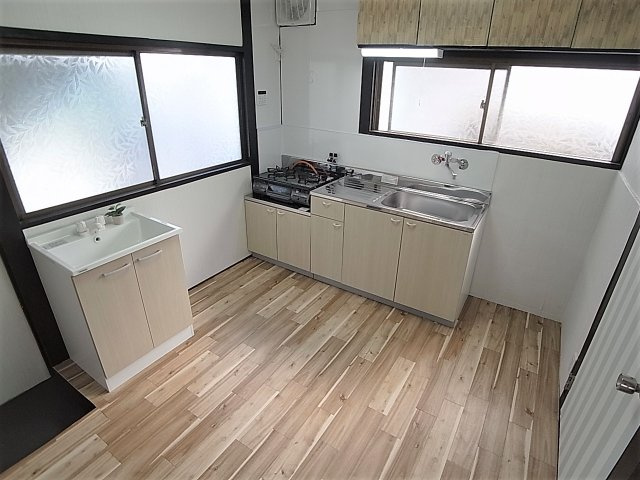 神戸市北区山田町下谷上字猪ころびの一戸建てのキッチン|コンロ付きの綺麗なキッチンスペース、窓も多いです