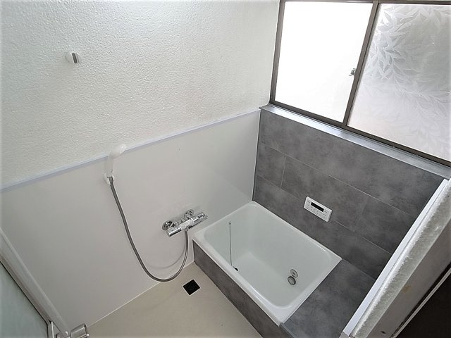 神戸市北区山田町下谷上字猪ころびの一戸建ての浴室|追炊き機能付きのお風呂、窓も完備