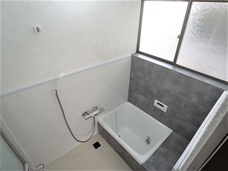 【浴室】 | 追炊き機能付きのお風呂、窓も完備