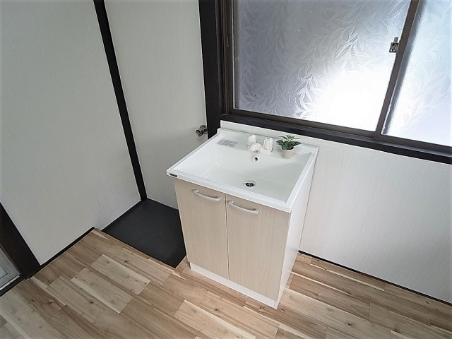 神戸市北区山田町下谷上字猪ころびの一戸建ての洗面所|洗面台を設置してます