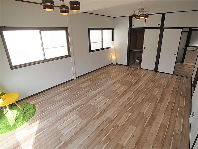 神戸市北区山田町下谷上字猪ころびの一戸建ての居間・リビング|窓が多く、日当たり風通しも良好です