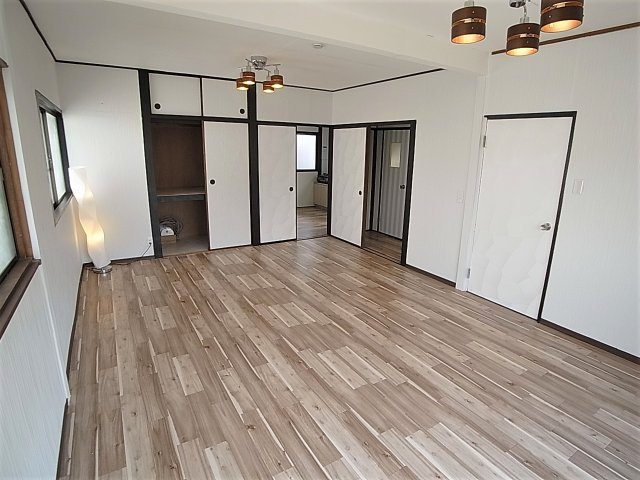 神戸市北区山田町下谷上字猪ころびの一戸建ての内装|開放感の有る広々した洋室、リビングとしてどうぞ