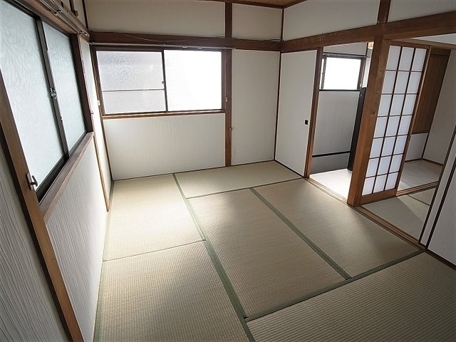 神戸市北区山田町下谷上字猪ころびの一戸建ての内装|6帖の和室、窓が多く風通しも良好です