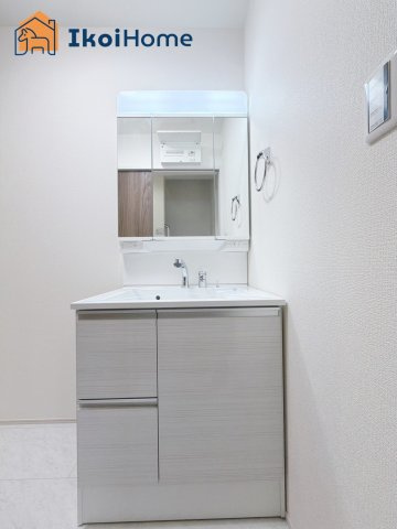 明石市魚住町西岡21期　新築戸建の洗面所|【ホームページに現地動画掲載中】●年中無休：当日予約可●洗面台はお化粧をする時に便利な３面鏡。