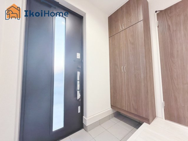 明石市魚住町西岡21期　新築戸建の玄関|【ホームページに現地動画掲載中】●年中無休：当日予約可●大きな靴箱が付いています。