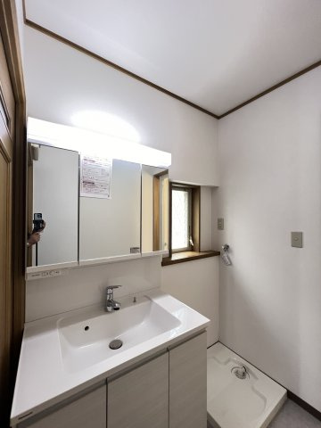 橿原市石原田町の独立洗面台|三面鏡付洗面化粧台