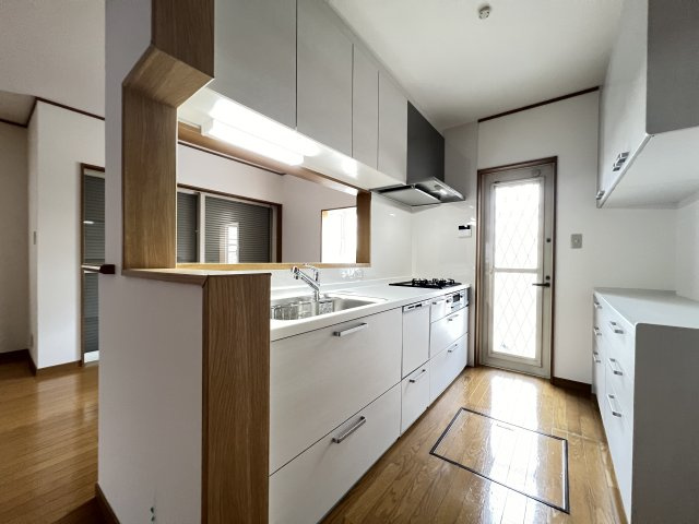 橿原市石原田町のキッチン|収納充実の対面式システムキッチン