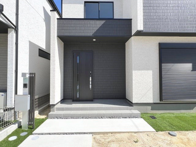 碧南市千福町　新築一戸建のエントランス