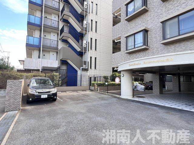 ライオンズマンション片瀬江ノ島第2の駐車場|駐車場があるので、車を買う予定の方も安心です