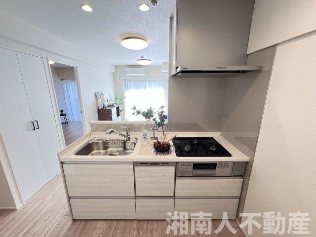 ライオンズマンション片瀬江ノ島第2のキッチン|コンパクトなキッチンで掃除もラクラク