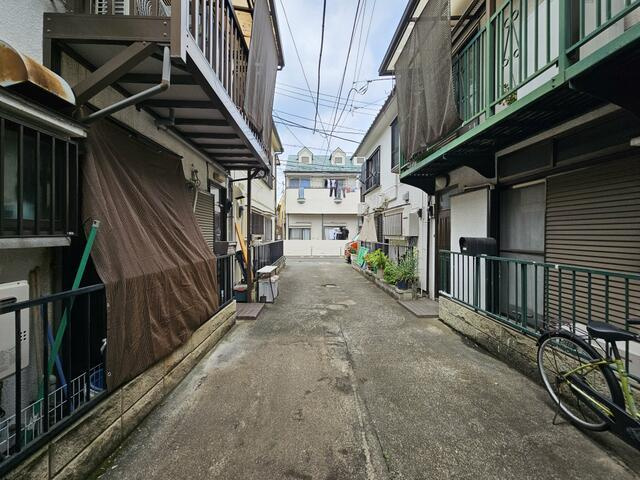 杉並区本天沼１丁目の中古一戸建の前面道路含む現地写真|共有通路部分 