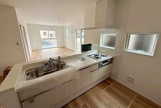 【キッチン】 | 廿日市市阿品台1（阿品東駅）【P４台可】【限定1棟】 | 機能的なシステムキッチン☆都市ガス☆
対面式のキッチンでリビングが見渡せるので、お子様やご家族の様子が見えて安心です♪
