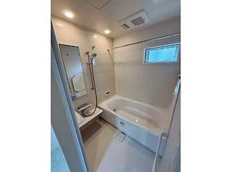 【浴室】 | 廿日市市阿品台1（阿品東駅）【P４台可】【限定1棟】 | ゆったりした浴槽は、足を伸ばしてゆったり湯船につかることができます。
浴室換気乾燥機付きでカビ予防やヒートショック予防に安心です☆