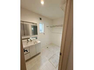 【独立洗面台】 | 廿日市市阿品台1（阿品東駅）【P４台可】【限定1棟】 | 三面鏡付きの洗面台は、メイクもドライヤーも余裕のスペースです☆