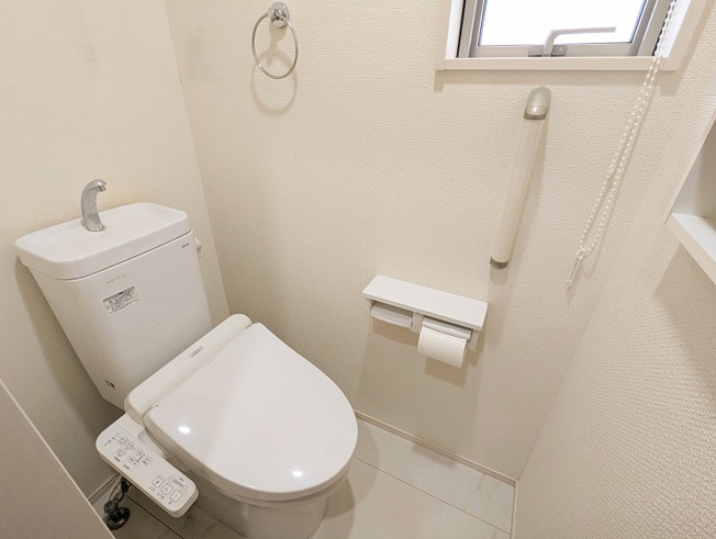 【トイレ】 | 新座市栄4丁目　中古一戸建住宅　(保谷店) | 温水洗浄機能付で清潔感のあるトイレ。
各階に設置されているので来客時も気兼ねなくお使いいただけます。