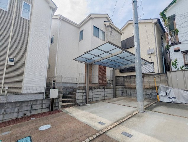 【外観】 | 新座市栄4丁目　中古一戸建住宅　(保谷店) | 2025年9月撮影/大切なお車を雨や紫外線から守るカーポート付の3LDK！