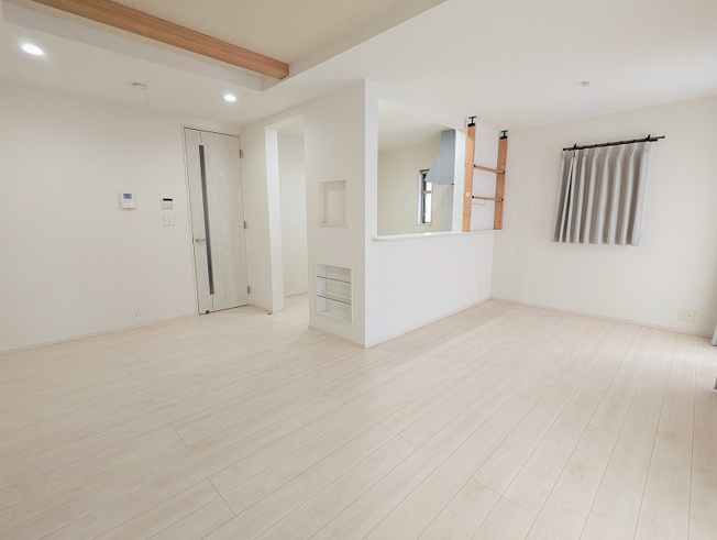 【居間・リビング】 | 新座市栄4丁目　中古一戸建住宅　(保谷店) | 暮らしの中心となるリビングは、ご家族で心地良く過ごせる空間に。
折上天井を採用している為、天井高で開放的です！