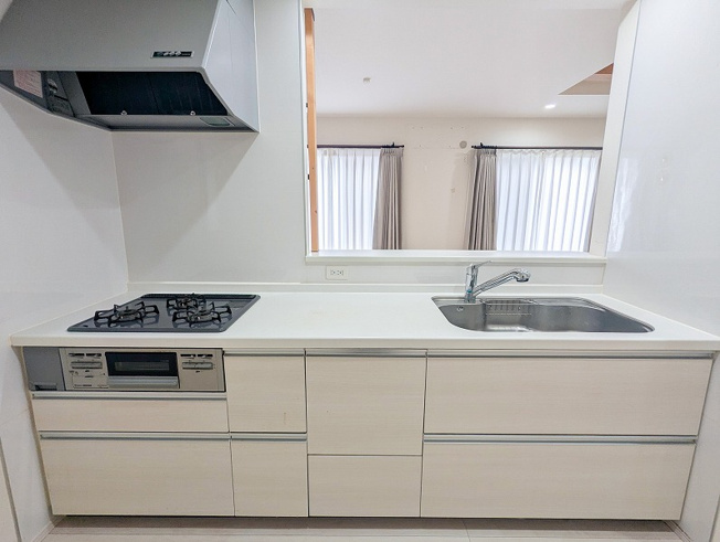 【キッチン】 | 新座市栄4丁目　中古一戸建住宅　(保谷店) | キッチンで作業しつつ、ご家族との会話を楽しめる対面式キッチン。
収納豊富なので調理道具もスッキリと片付きます。