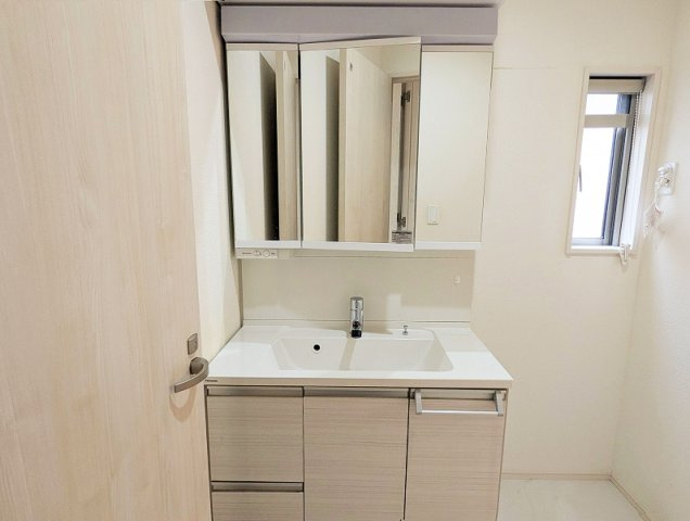 【独立洗面台】 | 新座市栄4丁目　中古一戸建住宅　(保谷店) | 洗面台には大きく見やすい三面鏡が付いているので、身支度がスムーズに行えます。