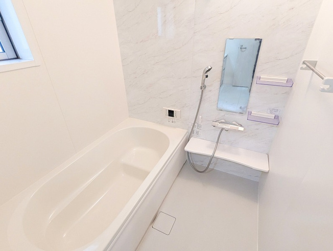 【浴室】 | 新座市栄4丁目　中古一戸建住宅　(保谷店) | 1日の疲れを癒すバスルーム。広々1坪サイズで親子のコミュニケーションもしっかりと取れます。