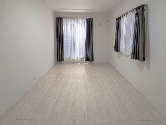 【寝室】 | 新座市栄4丁目　中古一戸建住宅　(保谷店) | 2階7.8帖/落ち着いた色味のクロスとフローリングでほっと一息つける空間。