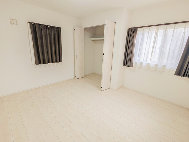 【洋室】 | 新座市栄4丁目　中古一戸建住宅　(保谷店) | 2階6.5帖/全居室収納完備でお部屋を広くお使いいただけます。