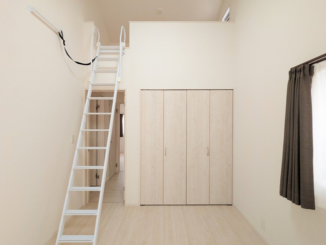 【子供部屋】 | 新座市栄4丁目　中古一戸建住宅　(保谷店) | 2階5.2帖/衣類や趣味用品をしまう収納の場として、秘密基地のような遊び場としても便利なロフト付き。