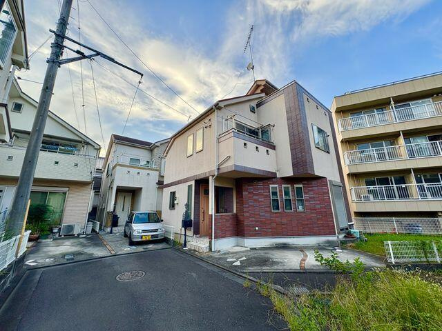 八王子市長沼町の中古一戸建の前面道路含む現地写真|建物外観 
