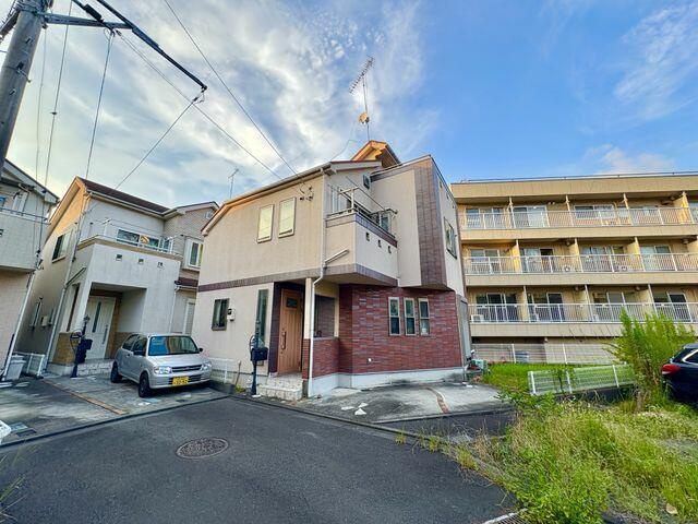八王子市長沼町の中古一戸建の前面道路含む現地写真|建物外観 