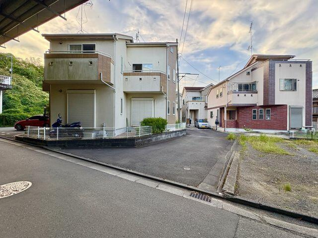 八王子市長沼町の中古一戸建の前面道路含む現地写真|南西4.5m私道に接道しておりま… 