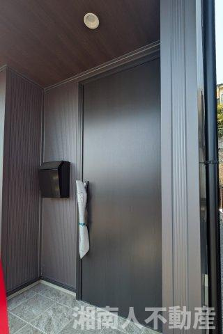 藤沢市藤が岡３丁目２３－１６新築戸建の玄関|落ち着いた玄関です