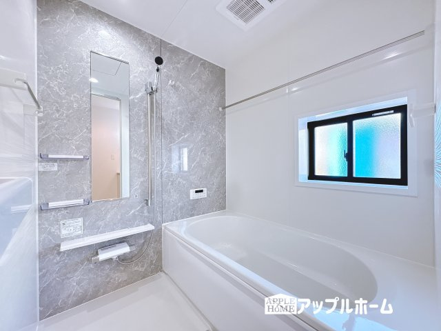 【新築住宅】小川町小川 全2棟の浴室|窓付きのバスルームは、採光もあり明るく気持ちの良い空間です。窓があることで、換気環境も良好。掃除もスムーズに出来ます