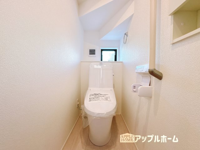 【新築住宅】小川町小川 全2棟のトイレ|白を基調とした清潔感のある明るい空間。温水洗浄便座付きで、毎日快適・清潔に使用できます。操作しやすい壁面リモコンを採用しています。