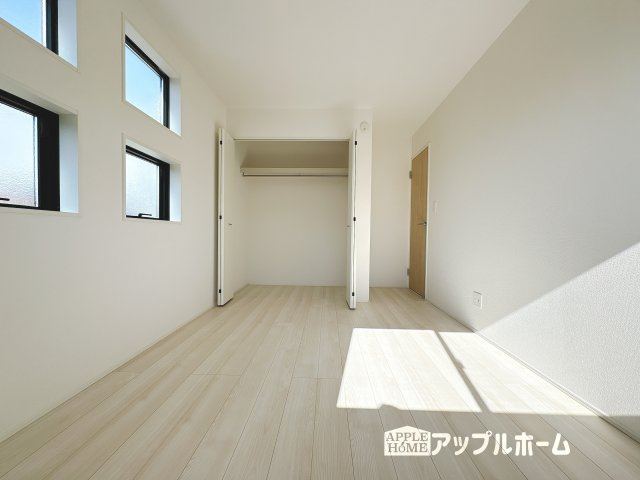 【新築住宅】小川町小川 全2棟の洋室|２階居室は全室収納あり！たっぷりある収納活用でお部屋もキレイを保てます♪