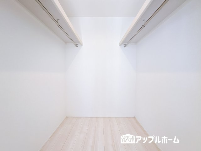 【新築住宅】小川町小川 全2棟の収納|お洋服を大切にされる方に大変喜ばれる、ウォークインクローゼット。お洋服以外にも掃除機やスーツケースなどを一箇所に集約できるのは魅力ですね！扉が一箇所ですので、お部屋の見た目にもスッキリ！