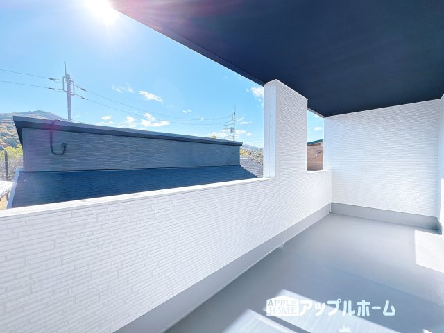 【新築住宅】小川町小川 全2棟のバルコニー|インナーバルコニーで突然の雨でも安心♪直射日光を防げるので、紫外線を気にせず自然の光や風を感じながら日光浴もできちゃいます♪