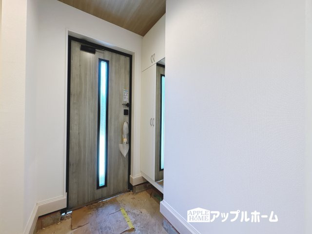 【新築住宅】小川町小川 全2棟の玄関|ガラススリットの入った玄関ドアは室内に光を届けてくれる大事な存在です。