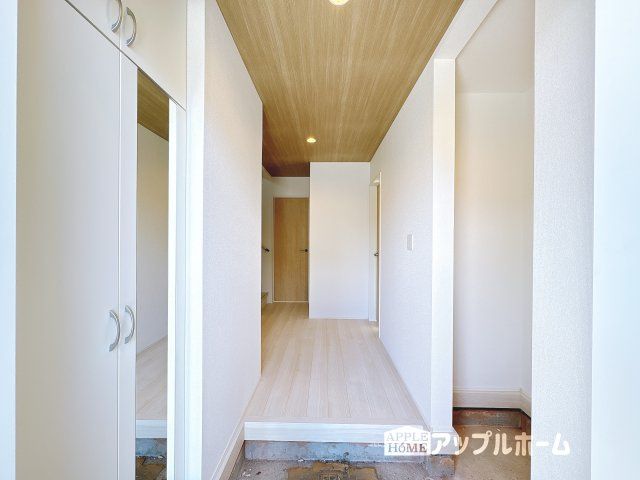 【新築住宅】小川町小川 全2棟の玄関|住まう人も来客も入った時にワクワクさせてくれるオシャレな玄関♪収納もたっぷりあるので、靴がたくさんあっても安心！