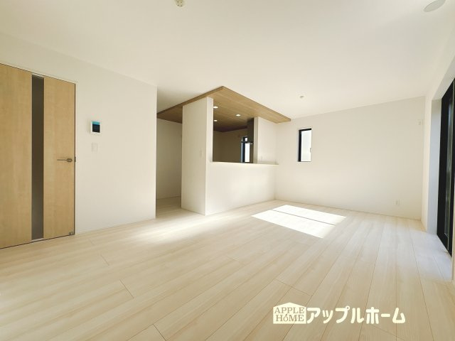 【新築住宅】小川町小川 全2棟の居間・リビング|窓から差し込む光で家族を温かく包み込みます。明るいリビングで子育てする喜びを☆いつでも見学可能です！