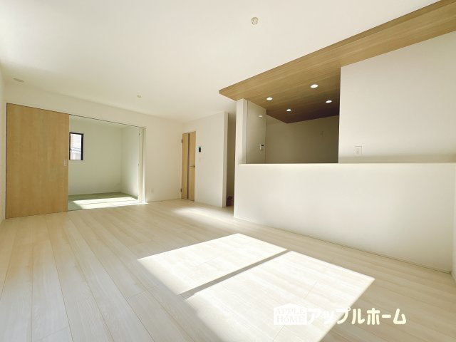 【新築住宅】小川町小川 全2棟の居間・リビング|広々リビング×対面キッチンで家族の会話も弾みます♪家族団らんの秘訣は間取りにあり☆夢のマイホームを一緒に叶えましょう！