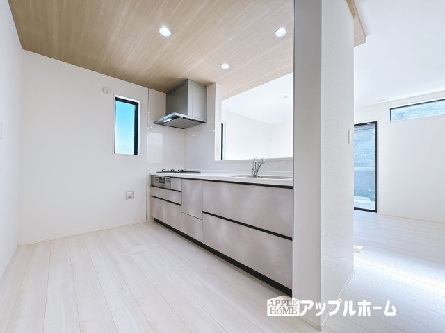 【新築住宅】小川町小川 全2棟のキッチン|キッチンから部屋中が見守れるので、小さなお子様がいるご家庭でも安心です。シンプル×ナチュラルな温かい空間は、どんなスタイルの家具も合わせやすいお部屋です。