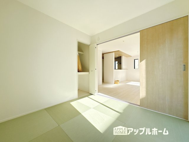 【新築住宅】小川町小川 全2棟の和室|広々とした居住空間は日々の暮らしを彩り、心のやすらぎと満足感を与えてくれます。通風と採光を考慮した設計は子供たちはのびのび育ち、家族でくつろぎと団らんを生み出します。