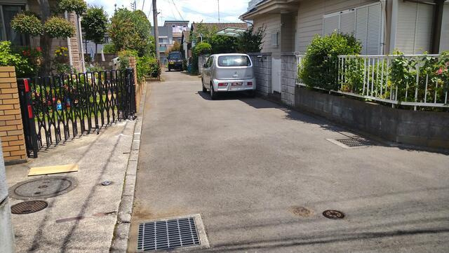 町田市木曽西５丁目の中古一戸建の駐車場|前面道路 