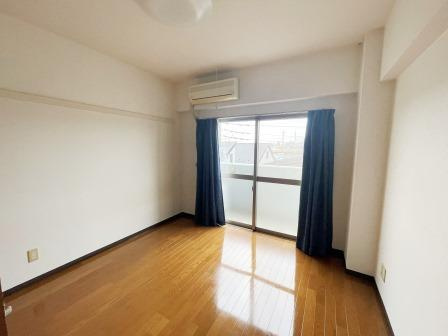 ヨウコースクウェア中浦和EASTの居間・リビング