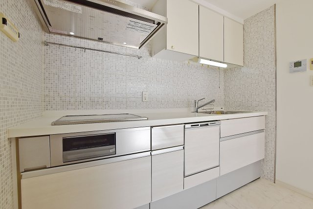 ネバーランド江坂垂水町のキッチン|白を基調とした建具に溶け込むきれいなキッチンです。