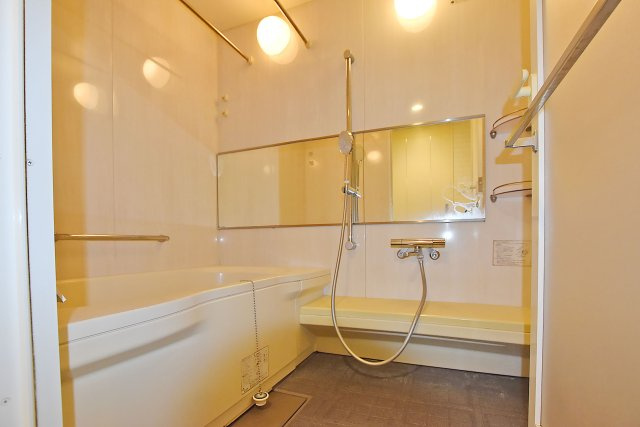 ネバーランド江坂垂水町の浴室|一日の疲れを癒してくれるシステムバス。