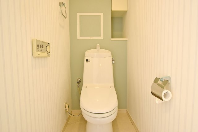 ネバーランド江坂垂水町のトイレ|快適に利用できる温水洗浄便座付きトイレ。