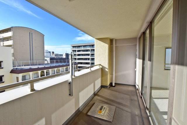 ネバーランド江坂垂水町のバルコニー|晴れた日にはバルコニーでのんびり過ごしてみるのもいいですね。