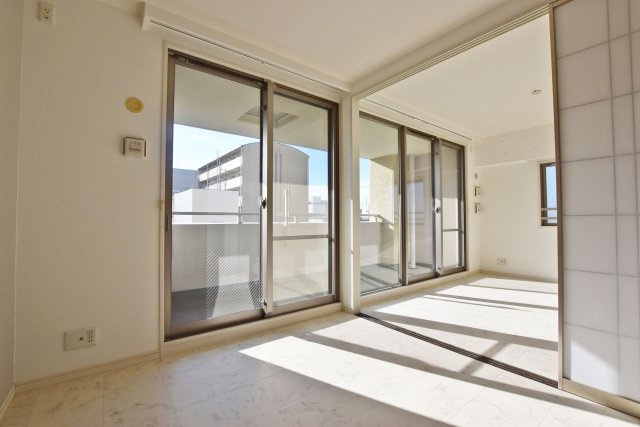 ネバーランド江坂垂水町の洋室|リビングと続き間になっているので一体利用できます