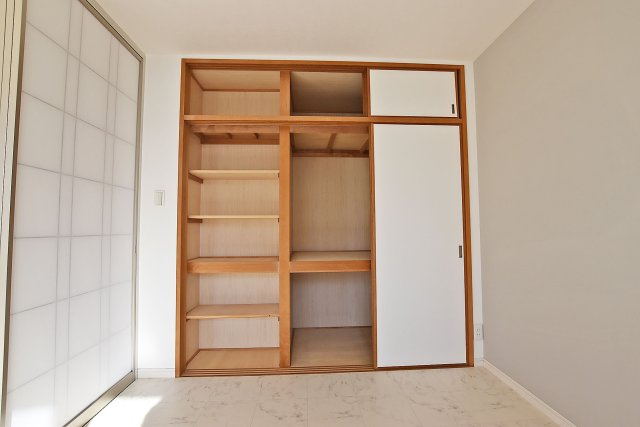 ネバーランド江坂垂水町の収納|-洋室約5帖-